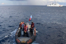 Nhân viên tàu Tuần Duyên Philippines BRP Malabrigo trên chiếc thuyền bơm hơi thân cứng chuẩn bị tiến hành một cuộc khảo sát ở vùng biển của bãi Second Thomas shoal (mà Việt Nam gọi là bãi Cỏ Mây) thuộc quần đảo Trường Sa trong khu vực Biển Đông đang tranh chấp, hôm 23/04/2023. (Ảnh: Red Ajibe/AFP qua Getty Images)