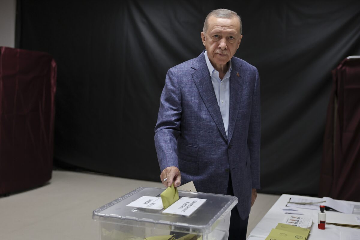 Tổng thống Thổ Nhĩ Kỳ Recep Tayyip Erdogan bỏ phiếu trong cuộc tổng tuyển cử ở Thổ Nhĩ Kỳ tại một điểm bỏ phiếu ở quận Uskudar, Istanbul, Thổ Nhĩ Kỳ, hôm 14/05/2023. (Ảnh: Umit Bektas-Pool/Getty Images)