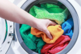 Khăn tắm là vật dụng cần thiết mà mọi người thường sử dụng trong cuộc sống hàng ngày. Các cuộc thử nghiệm đã phát hiện thấy nếu khăn tắm không được giặt trong 3 ngày, vi khuẩn có thể nhân lên đạt đến số lượng tương tự như bồn cầu (Ảnh: Oleg Doroshin/Shutterstock)