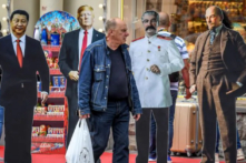 Một người đàn ông đi ngang qua những tấm bìa cứng mô phỏng lại hình dáng của Chủ tịch Trung Quốc Tập Cận Bình, Tổng thống Hoa Kỳ Donald Trump, các nhà lãnh đạo Xô Viết Joseph Stalin và Vladimir Lenin ở trung tâm thành phố Moscow vào ngày 07/08/2019. (Ảnh: Yuri Kadobnov/AFP qua Getty Images)