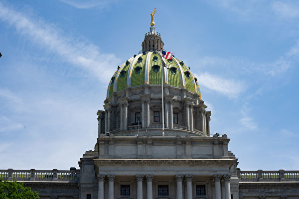 Một lá cờ Hoa Kỳ tung bay trên Tòa thị chính tiểu bang Pennsylvania để vinh danh Nhà sáng lập Pháp Luân Đại Pháp, Ngài Lý Hồng Chí, vì đã truyền dạy môn tu luyện và các giá trị cốt lõi của môn này là chân, thiện, và nhẫn cho Pennsylvania và những nơi khác trên thế giới tại Harrisburg, Pennsylvania, hôm 13/05/2023. (Ảnh: Steve Wen/The Epoch Times)