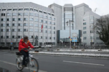 Một người đàn ông đạp xe ngang qua Đại sứ quán Trung Quốc tại Berlin vào ngày 11/12/2017. (Ảnh: Sean Gallup/Getty Images)
