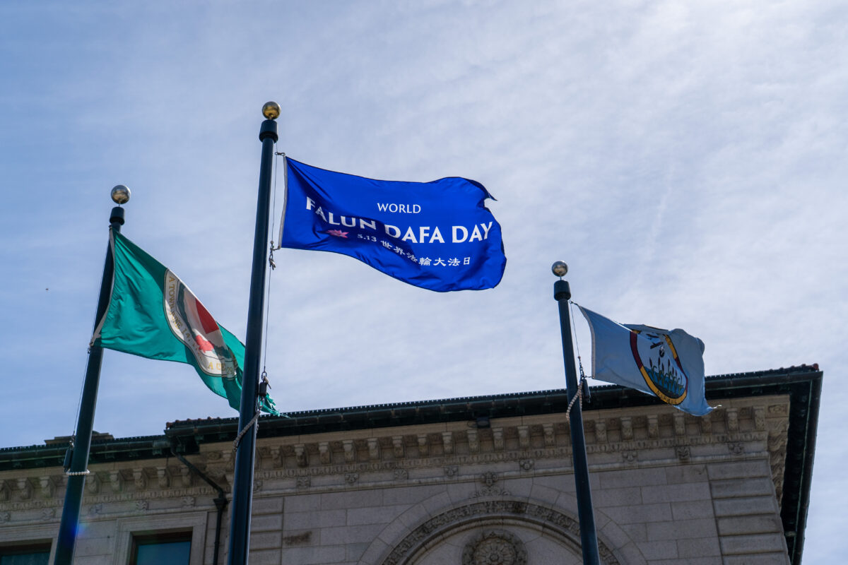 Một lá cờ Ngày Pháp Luân Đại Pháp Thế Giới bên ngoài tòa thị chính ở Worcester, Massachusetts, hôm 13/05/2023. (Ảnh: Học viên Lưu/The Epoch Times)