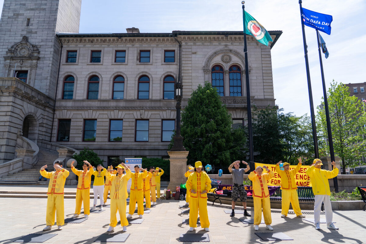 Các học viên Pháp Luân Công luyện công tập thể để kỷ niệm Ngày Pháp Luân Đại Pháp Thế Giới bên ngoài Tòa thị chính ở Worcester, Massachusetts, hôm 13/05/2023. (Ảnh: Học viên Lưu/The Epoch Times)
