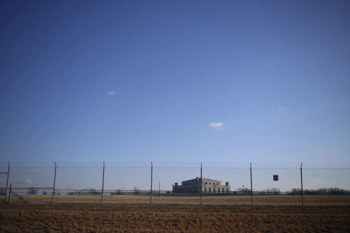 Kho lưu trữ vàng thỏi của Hoa Kỳ, nơi lưu giữ vàng thuộc Bộ Ngân khố Hoa Kỳ, được nhìn thấy đằng sau một hàng rào tại Fort Knox ở Fort Knox, Kentucky, vào ngày 27/02/2014. (Ảnh: Luke Sharrett/Getty Images)
