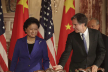 Thứ trưởng Ngoại giao Hoa Kỳ đương thời Blinken (phải) gặp bà Lưu Diên Đông (Liu Yandong), Phó Thủ tướng Trung Quốc đương thời, tại Hoa Thịnh Đốn vào ngày 24/06/2015. (Ảnh: Chris Kleponis/AFP qua Getty Images)
