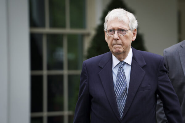 Lãnh đạo Thiểu số Thượng viện Mitch McConnell (Cộng Hòa-Kentucky) nói với giới báo chí sau cuộc gặp với Tổng thống Joe Biden và các nhà lãnh đạo khác tại Tòa Bạch Ốc ở Hoa Thịnh Đốn hôm 16/05/2023. (Ảnh: Madalina Vasiliu/The Epoch Times)