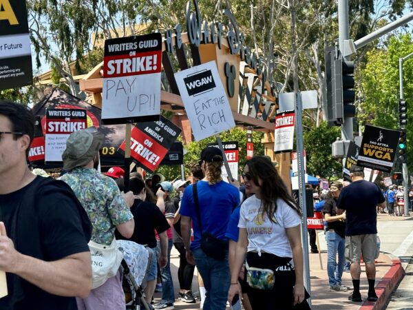 Các thành viên của Hiệp hội Biên kịch Mỹ biểu tình trước trụ sở công ty của Walt Disney Co. ở Burbank, California, hôm 17/05/2023. (Ảnh: Jill McLaughlin/The Epoch Times)