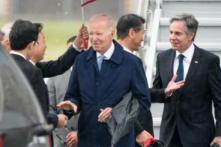 Tổng thống Joe Biden (ở giữa) và Ngoại trưởng Hoa Kỳ Antony Blinken (bên phải) đến Trạm Không quân Thủy quân lục chiến Iwakuni hôm 18/05/2023 tại Iwakuni, Nhật Bản. Ông Biden đến Nhật Bản để tham dự hội nghị thượng đỉnh G7, sẽ diễn ra ở Hiroshima. (Ảnh: Tomohiro Ohsumi/Getty Images)