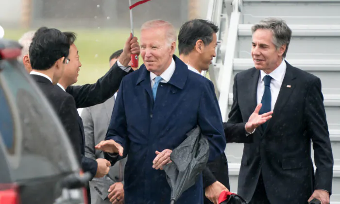 Tổng thống Joe Biden (ở giữa) và Ngoại trưởng Hoa Kỳ Antony Blinken (bên phải) đến Trạm Không quân Thủy quân lục chiến Iwakuni hôm 18/05/2023 tại Iwakuni, Nhật Bản. Ông Biden đến Nhật Bản để tham dự hội nghị thượng đỉnh G7, sẽ diễn ra ở Hiroshima. (Ảnh: Tomohiro Ohsumi/Getty Images)