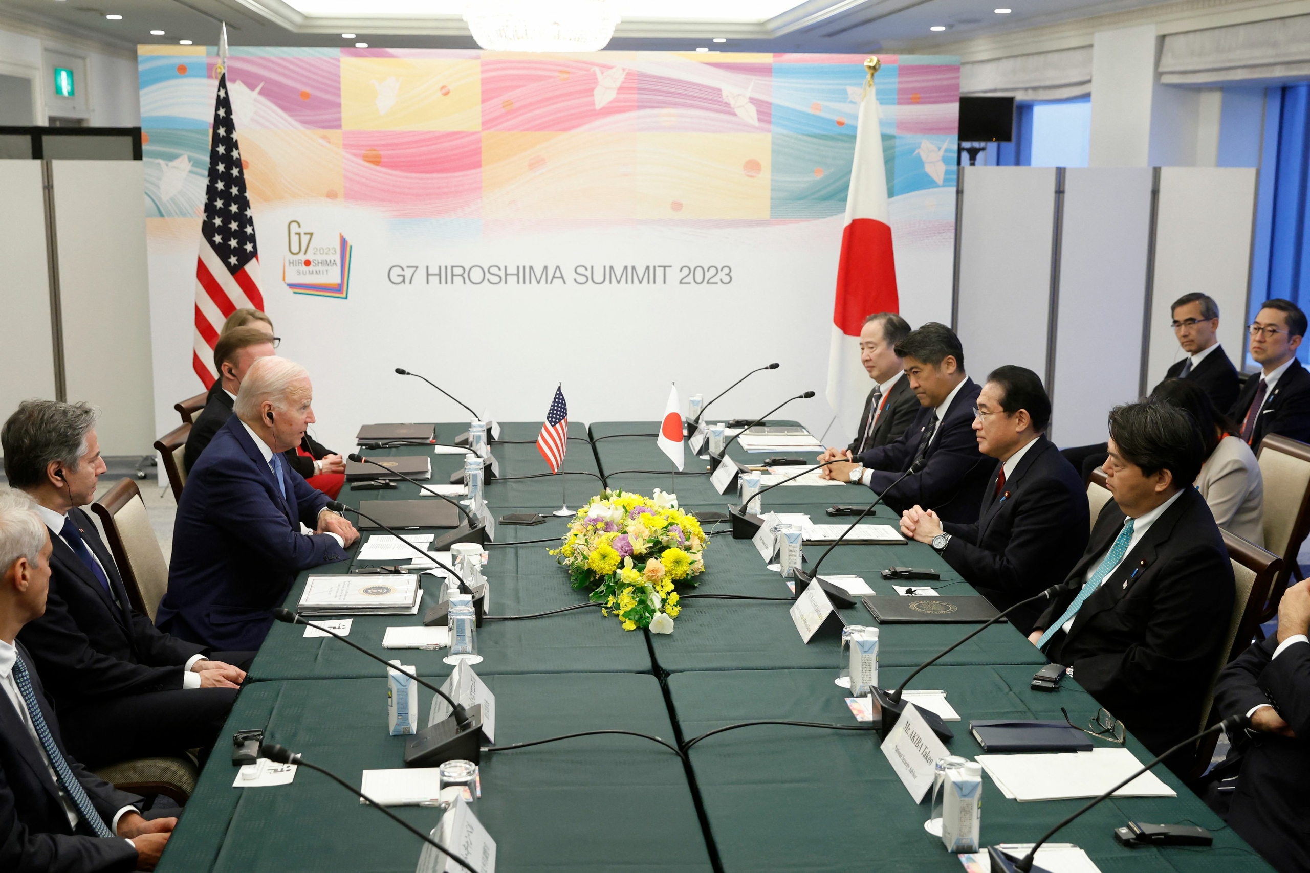Tổng thống Joe Biden (bên trái) và Thủ tướng Nhật Bản Fumio Kishida (bên phải) tham dự cuộc gặp song phương tại Hiroshima hôm 18/05/2023, trước thềm Hội nghị thượng đỉnh các nhà lãnh đạo G7. (Ảnh: Kiyoshi Ota/Pool/AFP qua Getty Images)