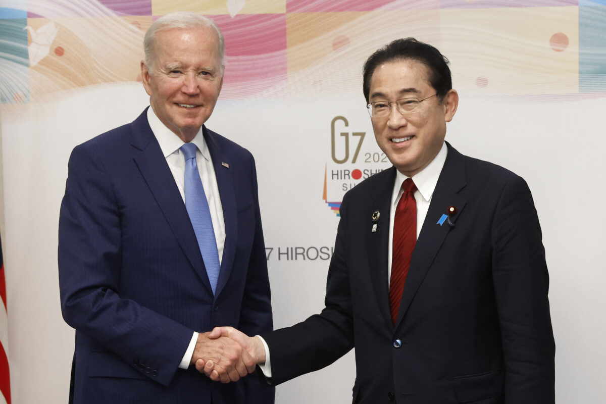 Tổng thống Hoa Kỳ Joe Biden (trái) và Thủ tướng Nhật Bản Fumio Kishida tại Hội nghị thượng đỉnh các nhà lãnh đạo G7 ở Hiroshima, Nhật Bản, hôm 18/05/2023. (Ảnh: Kiyoshi Ota/Getty Images)