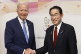 Tổng thống Joe Biden (Trái) và ông Fumio Kishida, thủ tướng Nhật Bản, bắt tay trước một cuộc gặp song phương trước thềm hội nghị thượng đỉnh các nhà lãnh đạo Nhóm Bảy Đại cường quốc (G-7) hôm 18/05/2023 tại Hiroshima, Nhật Bản. (Ảnh: Kiyoshi Ota/Pool/Getty Images)