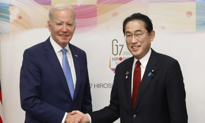 Tổng thống Joe Biden (Trái) và ông Fumio Kishida, thủ tướng Nhật Bản, bắt tay trước một cuộc gặp song phương trước thềm hội nghị thượng đỉnh các nhà lãnh đạo Nhóm Bảy Đại cường quốc (G-7) hôm 18/05/2023 tại Hiroshima, Nhật Bản. (Ảnh: Kiyoshi Ota/Pool/Getty Images)