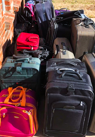 Một số vali mà người dân trong cộng đồng đã mang đến nhà của bà Kathy Adler sau khi biết bà đang cố gắng thay thế túi rác mà những đứa trẻ được nhận nuôi được cấp bằng một thứ gì đó tươm tất hơn. (Ảnh: Được đăng dưới sự cho phép của nhóm Suitcases For Kids In Foster Care)