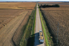 Một bức ảnh chụp từ trên không từ một thiết bị bay không người lái cho thấy một chiếc xe tải chở đậu nành được thu hoạch từ cánh đồng tại trang trại của Công ty TNHH Bardole & Son ở Rippey, Iowa, vào ngày 14/10/2019. (Ảnh: Joe Raedle/Getty Images)