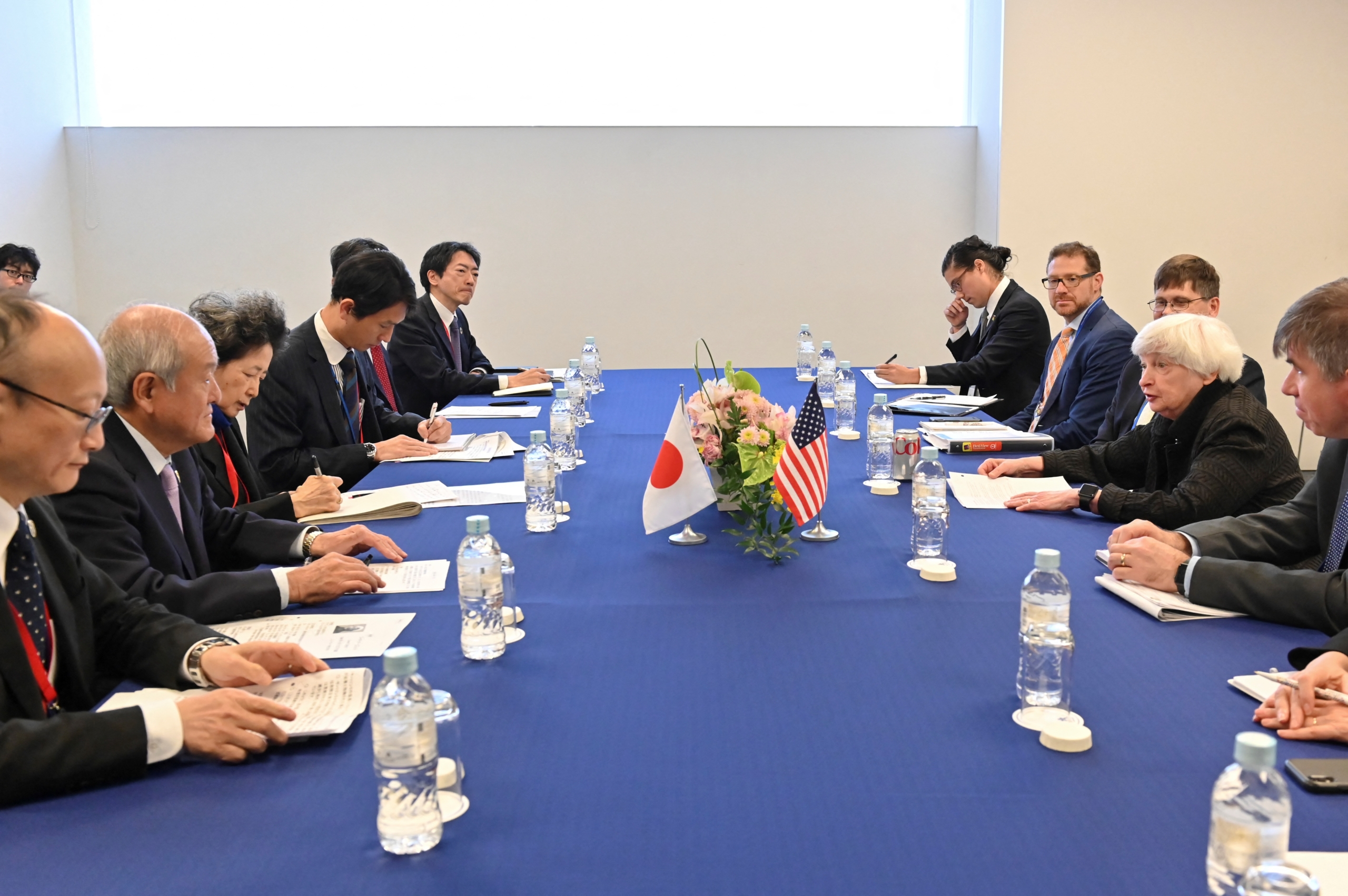 Bộ trưởng Ngân khố Hoa Kỳ Janet Yellen (thứ 2 từ phải qua) và Bộ trưởng Tài chính Nhật Bản Shunichi Suzuki (thứ 2 từ trái qua) tổ chức cuộc họp của họ trong khuôn khổ Hội nghị các Bộ trưởng Tài chính và Thống đốc Ngân hàng Trung ương G7 tại Toki Messe ở Niigata hôm 13/05/2023. (Ảnh: Kazuhiro Nogi/AFP qua Getty Images)