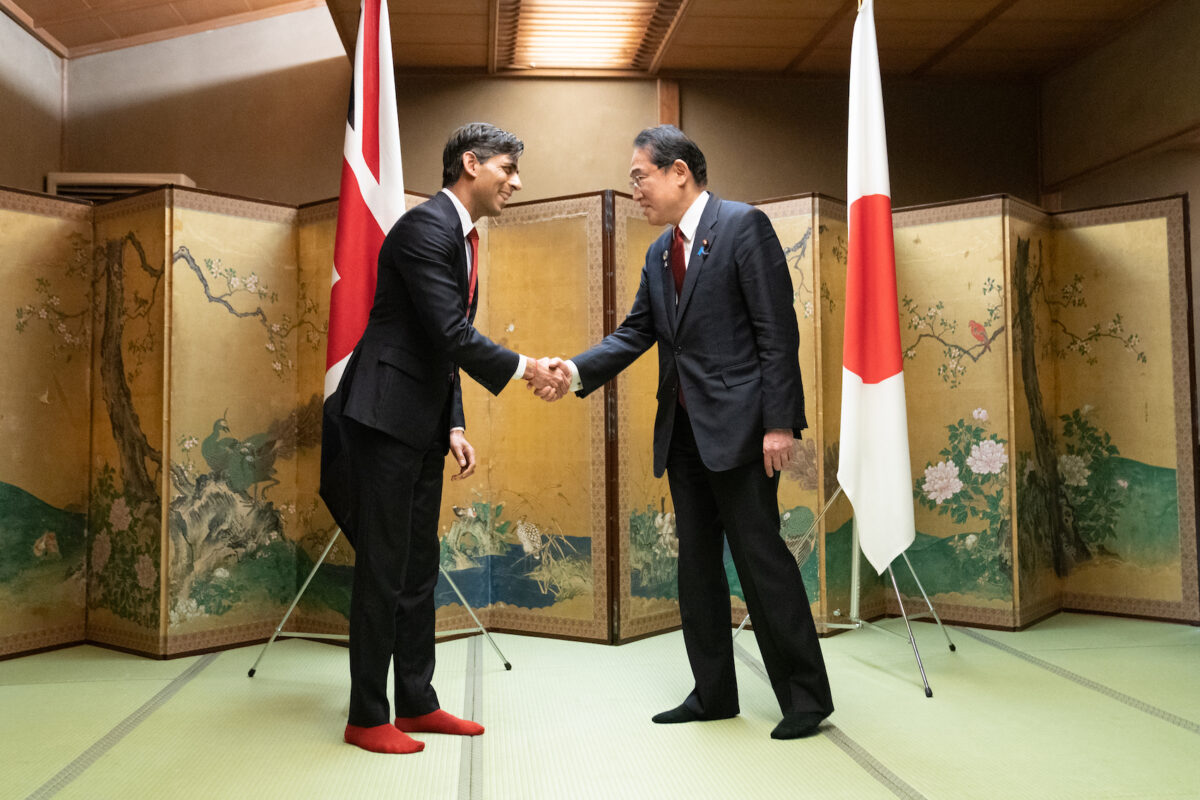 Thủ tướng Vương quốc Anh Rishi Sunak gặp Thủ tướng Nhật Bản Fumio Kishida trong cuộc gặp song phương của họ tại Hiroshima trước thềm Hội nghị thượng đỉnh G7 hôm 18/05/2023, tại Hiroshima, Nhật Bản. (Ảnh: Stefan Rousseau/WPA Pool/Getty Images)