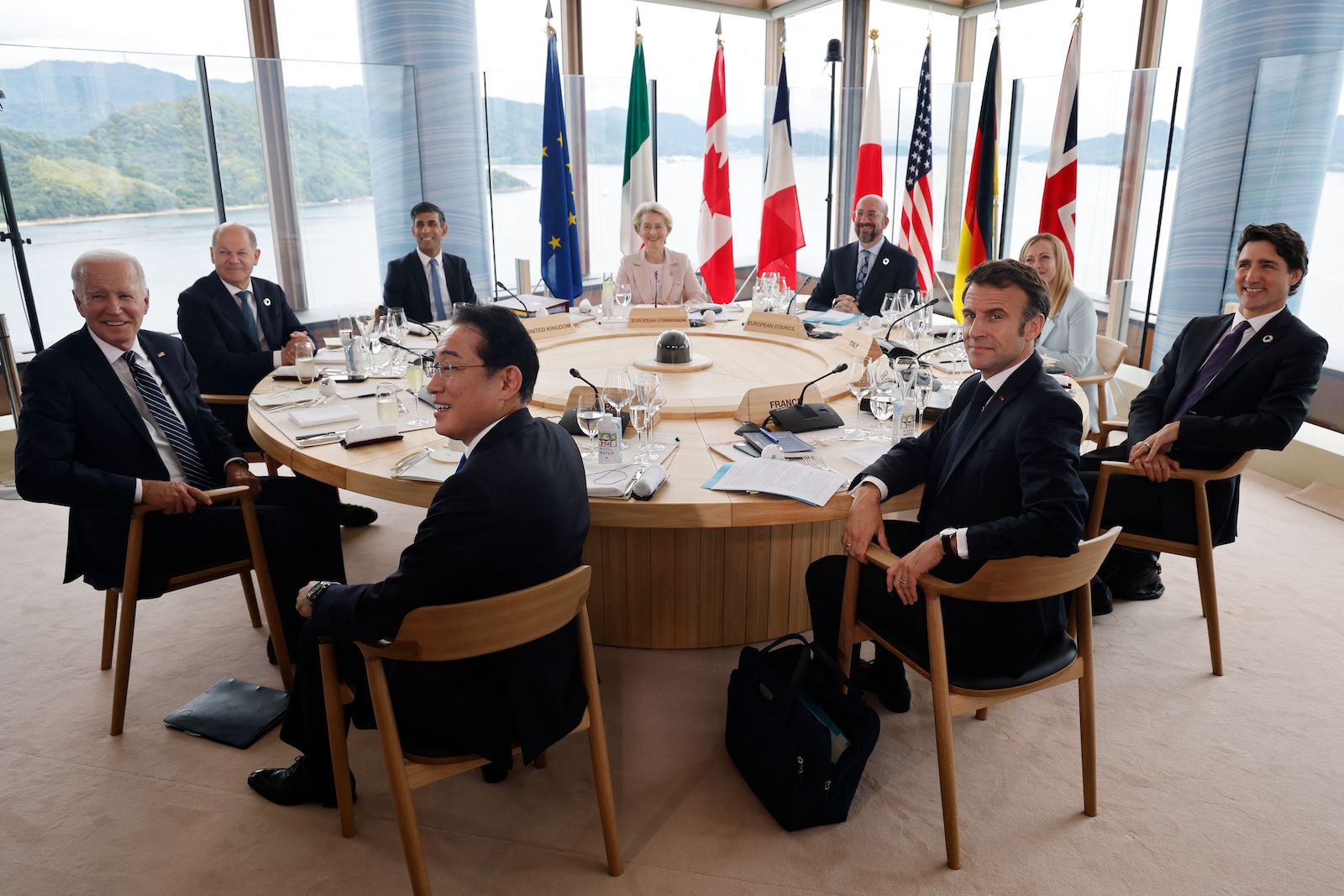 (Từ trái sang phải) Tổng thống Hoa Kỳ Joe Biden, Thủ tướng Đức Olaf Scholz, Thủ tướng Anh Rishi Sunak, Thủ tướng Nhật Bản Fumio Kishida, Chủ tịch Ủy ban Âu Châu Ursula von der Leyen, Chủ tịch Hội đồng Âu Châu Charles Michel, Tổng thống Pháp Emmanuel Macron, Thủ tướng Ý Giorgia Meloni, và Thủ tướng Canada Justin Trudeau tham gia bữa trưa giữa buổi họp trong khuôn khổ Hội nghị thượng đỉnh các nhà lãnh đạo G-7 ở Hiroshima, Nhật Bản, hôm 19/05/2023. (Ảnh: Ludovic Marin/AFP/Getty Images)