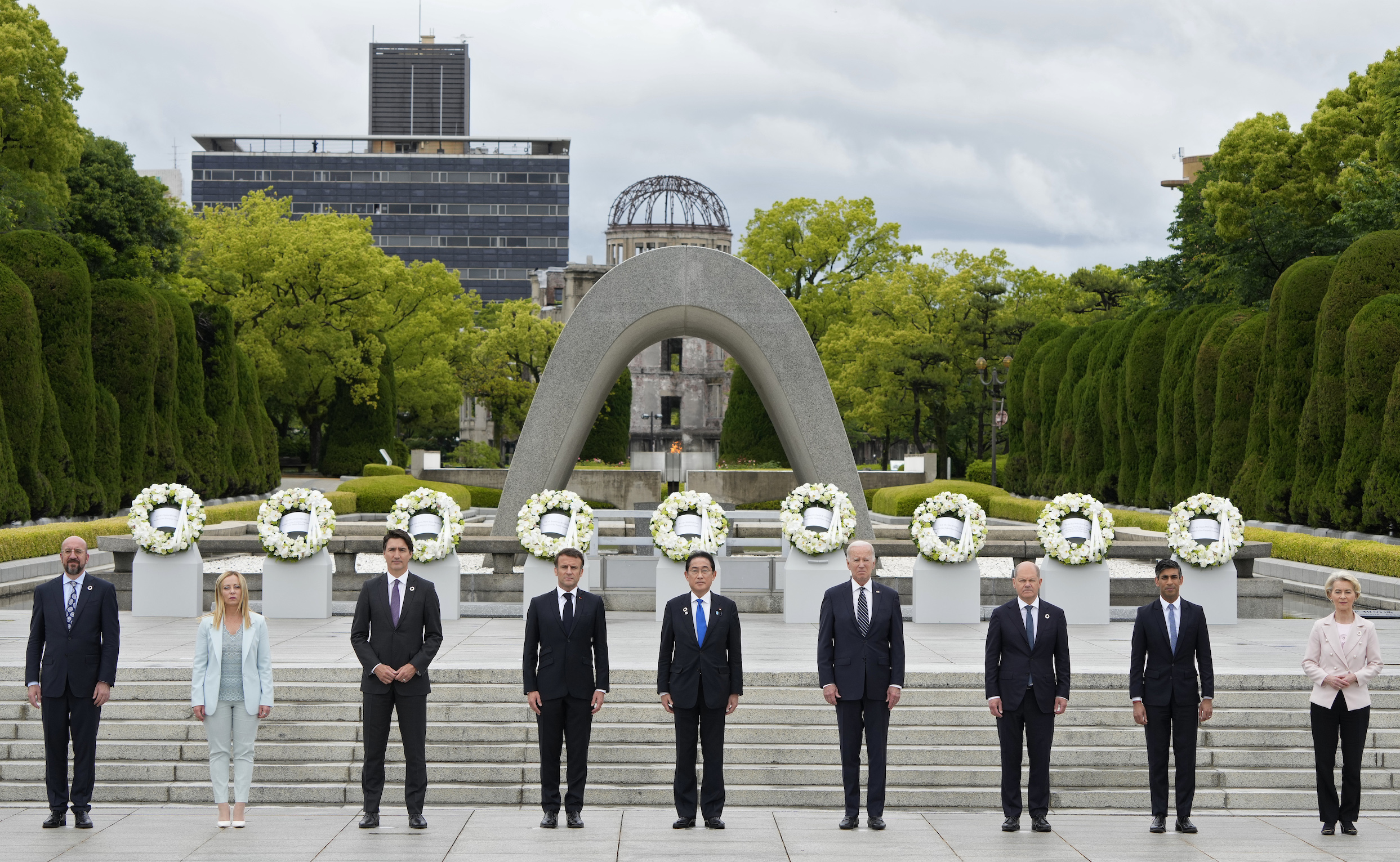 Chủ tịch Hội đồng Âu Châu Charles Michel, Thủ tướng Ý Giorgia Meloni, Thủ tướng Canada Justin Trudeau, Tổng thống Pháp Emmanuel Macron, Thủ tướng Nhật Bản Fumio Kishida, Tổng thống Hoa Kỳ Joe Biden, Thủ tướng Đức Olaf Scholz, Thủ tướng Anh Rishi Sunak và Chủ tịch Ủy ban Âu Châu Ursula von der Leyen chụp ảnh cùng nhau sau khi đặt vòng hoa tại Đài tưởng niệm các Nạn nhân của Bom Nguyên tử trong Công viên Tưởng niệm Hòa bình bên lề hội nghị thượng đỉnh G7 tại Hiroshima, Nhật Bản, hôm 18/05/2023. (Ảnh: Franck Robichon/Getty Images)