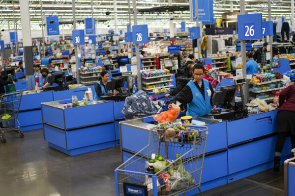 Nhân viên thu ngân giải quyết các giao dịch mua hàng tại Siêu thị Walmart ở North Bergen, New Jersey, hôm 09/02/2023. (Ảnh: Eduardo Munoz Alvarez/AP Photo/Tài liệu)