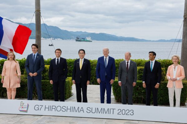(Từ trái qua phải) Thủ tướng Ý Giorgia Meloni, Thủ tướng Canada Justin Trudeau, Tổng thống Pháp Emmanuel Macron, Thủ tướng Nhật Bản Fumio Kishida, Tổng thống Hoa Kỳ Joe Biden, Thủ tướng Đức Olaf Scholz, Thủ tướng Anh Rishi Sunak và Chủ tịch Ủy ban Âu Châu Ursula von der Leyen tham gia chụp ảnh chung với các nhà lãnh đạo G-7 trước bữa tiệc trưa làm việc về an ninh kinh tế tại khách sạn Grand Prince ở Hiroshima, Nhật Bản, hôm 20/05/2023. (Ảnh: Jonathan Ernst/Pool/AFP qua Getty Images)