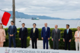 (Từ trái sang phải) Thủ tướng Ý Giorgia Meloni, Thủ tướng Canada Justin Trudeau, Tổng thống Pháp Emmanuel Macron, Thủ tướng Nhật Bản Fumio Kishida, Tổng thống Hoa Kỳ Joe Biden, Thủ tướng Đức Olaf Scholz, Thủ tướng Anh Rishi Sunak, và Chủ tịch Ủy ban  u Châu Ursula von der Leyen tham gia buổi chụp ảnh tập thể với các nhà lãnh đạo G-7 trước tiệc trưa họp bàn về an ninh kinh tế tại khách sạn Grand Prince ở Hiroshima, Nhật Bản, hôm 20/05/2023. (Ảnh: Jonathan Ernst/Pool/AFP qua Getty Images)