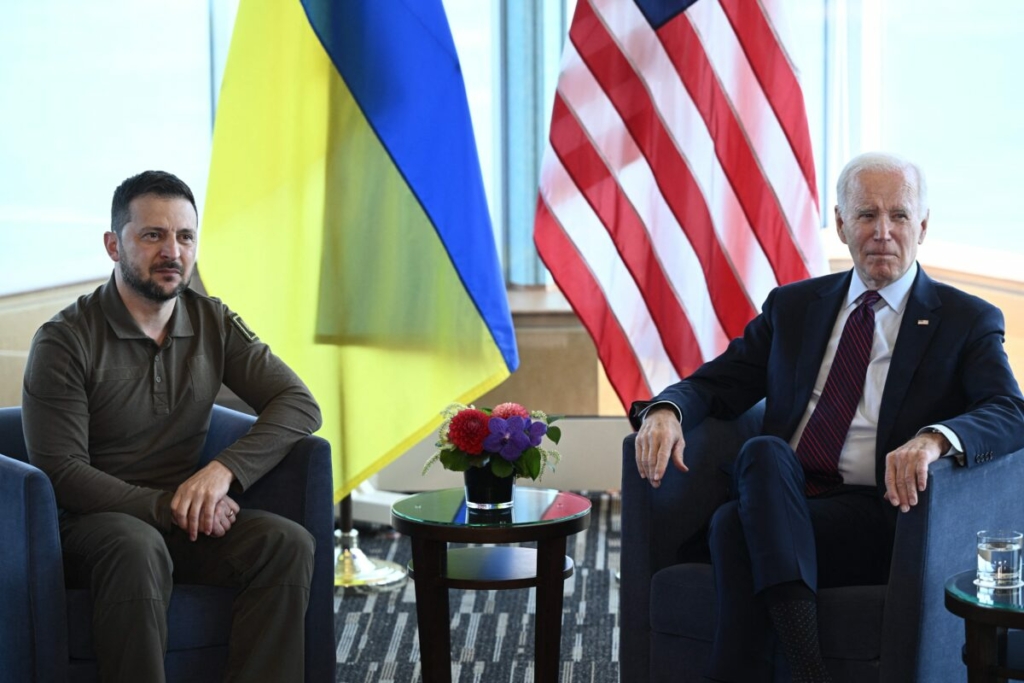 Tổng thống Ukraine Volodymyr Zelensky (trái) và Tổng thống Hoa Kỳ Joe Biden tham dự một cuộc gặp song phương trong Hội nghị thượng đỉnh các nhà lãnh đạo G-7 ở Hiroshima, Nhật Bản, hôm 21/05/2023. (Ảnh: Brendan Smialowski/AFP qua Getty Images)