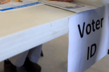 Bảng hiệu “ID cử tri” tại một địa điểm bỏ phiếu trong một bức ảnh tư liệu. (Ảnh: Jeff Swensen/Getty Images)