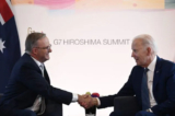 Tổng thống Hoa Kỳ Joe Biden (phải) bắt tay với Thủ tướng Úc Anthony Albanese trong cuộc gặp song phương trong khuôn khổ Hội nghị thượng đỉnh các nhà lãnh đạo G7 tại Hiroshima, hôm 20/05/2023. (Ảnh: Ảnh của BRENDAN SMIALOWSKI/AFP qua Getty Images)
