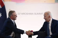 Tổng thống Hoa Kỳ Joe Biden (phải) bắt tay với Thủ tướng Úc Anthony Albanese trong cuộc gặp song phương trong khuôn khổ Hội nghị thượng đỉnh các nhà lãnh đạo G7 tại Hiroshima, hôm 20/05/2023. (Ảnh: Ảnh của BRENDAN SMIALOWSKI/AFP qua Getty Images)