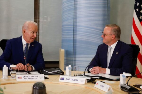 Tổng thống Hoa Kỳ Joe Biden (trái) và Thủ tướng Úc Anthony Albanese tham dự một cuộc họp bốn bên bên lề Hội nghị thượng đỉnh các nhà lãnh đạo G7 tại Hiroshima hôm 20/05/2023. (Ảnh: Ảnh của JONATHAN ERNST/POOL/AFP qua Getty Images)