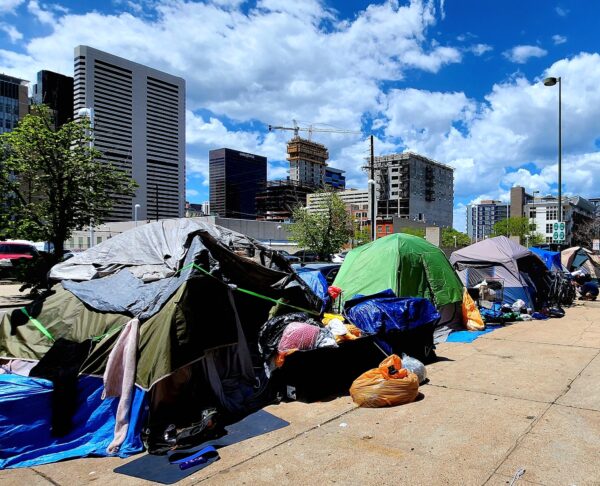 Vỉa hè trên Đường 21 ở Denver, Colorado, là một khu lều dành cho người vô gia cư, hôm 17/05/2023. (Ảnh: Allan Stein/The Epoch Times)