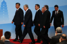 (Từ trái sang phải) Lãnh đạo Trung Quốc Tập Cận Bình, Tổng thống Kazakhstan Kassym-Jomart Tokayev, Tổng thống Kyrgyzstan Sadyr Japarov, Tổng thống Uzbekistan Shavkat Mirziyoyev, Tổng thống Tajikistan Emomali Rahmon, và Tổng thống Turkmenistan Serdar Berdymukhamedov đến dự cuộc họp báo chung của Hội nghị thượng đỉnh Trung Quốc-Trung Á tại Tây An, ở tỉnh Thiểm Tây phía bắc Trung Quốc hôm 19/05/2023. (Ảnh: Florence Lo/Pool/AFP qua Getty Images)