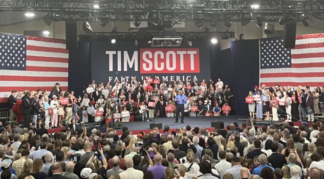 Ông Tim Scott diễn thuyết tại buổi tuyên bố tranh cử tổng thống của mình ở North Charleston, South Carolina, hôm 22/05/2023. (Ảnh: Melina Wisecup/NTD)