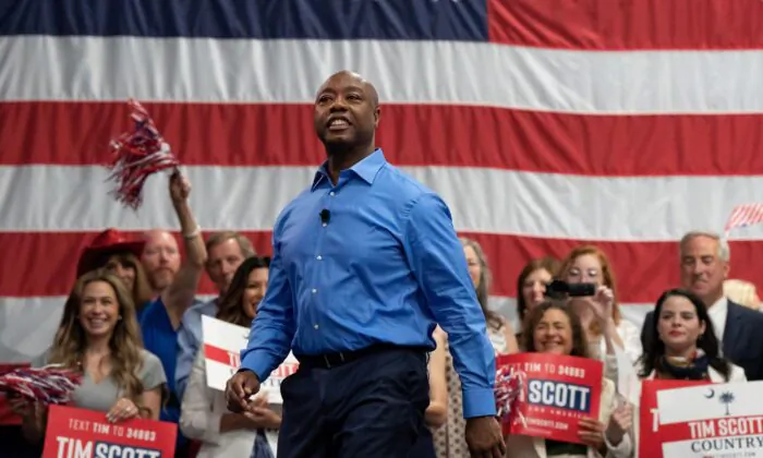 Thượng nghị sĩ Hoa Kỳ Tim Scott (Cộng Hòa-South Carolina) tuyên bố tranh cử ứng cử viên tổng thống của Đảng Cộng Hòa năm 2024 tại một sự kiện vận động tranh cử ở North Charleston, South Carolina, hôm 22/03/2023. (Ảnh: Allison Joyce/Getty Images)