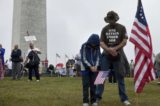 Người dân cúi đầu cầu nguyện trong một cuộc biểu tình ở National Mall gần Đài tưởng niệm Washington vào ngày 12/09/2010 tại Thủ đô Hoa Thịnh Đốn. (Ảnh: Brendan Smialowski/Getty Images)