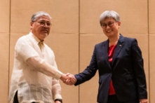 Ngoại trưởng Philippines Enrique Manalo và Ngoại trưởng Úc Penny Wong bắt tay trong cuộc họp báo chung, tại một khách sạn ở Makati, Metro Manila, Philippines, hôm 18/05/2023. (Ảnh: Lisa Marie David - Pool/Getty Images)
