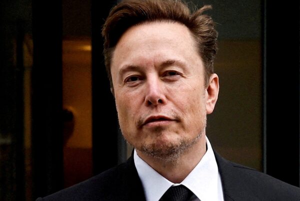 Tổng giám đốc Tesla, ông Elon Musk, rời văn phòng địa phương của công ty này ở Hoa Thịnh Đốn, hôm 27/01/2023. (Ảnh: Jonathan Ernst/Reuters)