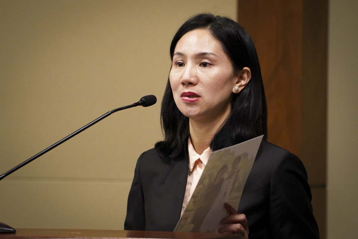 Cô Vương San San, một tham luận viên, trình bày tại một cuộc họp báo về cuộc bức hại Pháp Luân Công tại Capitol Hill ở Hoa Thịnh Đốn hôm 23/05/2023. (Ảnh: Madalina Vasiliu/The Epoch Times)