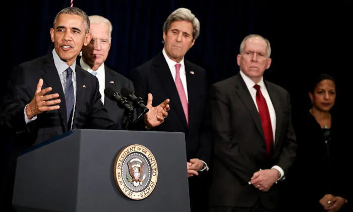 Tổng thống Barack Obama diễn thuyết tại trụ sở chính của CIA với sự chứng kiến (từ trái qua phải) của Phó Tổng thống Joe Biden, Ngoại trưởng John Kerry, Giám đốc CIA John Brennan, và cố vấn an ninh quốc gia Susan Rice, tại Langley, Virginia, vào ngày 13/04/2016. (Ảnh: Win McNamee/Getty Images)