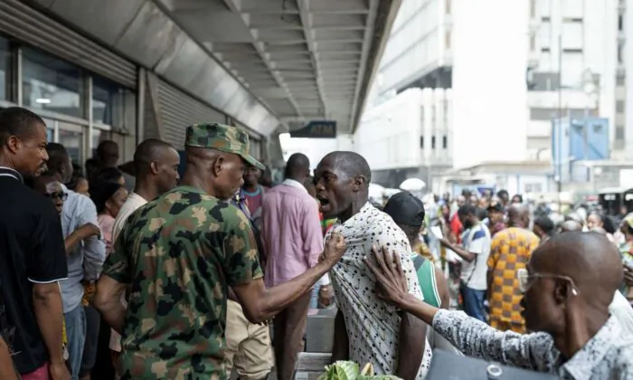Một số người cãi cọ bên ngoài một ngân hàng khi mọi người xếp hàng ở Lagos, hôm 22/02/2023 trước cuộc bầu cử tổng thống Nigeria được ấn định vào ngày 25/02/2023. (Ảnh: Patrick Meinhardt/AFP/Getty Images)