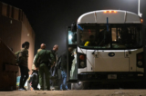 Người nhập cư trái phép chuẩn bị được chở bằng xe buýt đến các cơ sở giải quyết thủ tục của Lực lượng Tuần tra Biên giới ở Yuma, Arizona, hôm 18/05/2023. (Ảnh: John Fredricks/The Epoch Times)