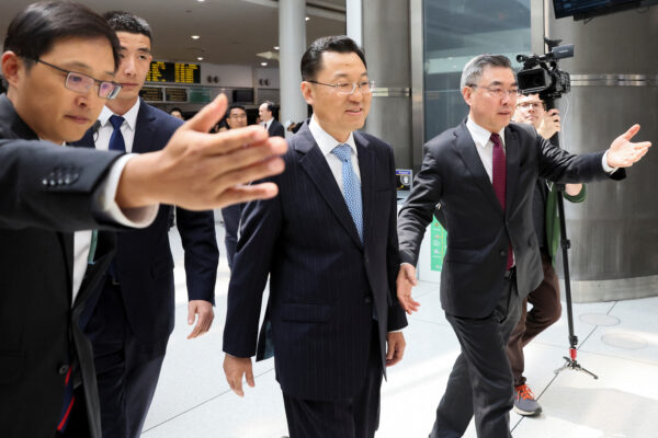 Ông Tạ Phong, tân đại sứ Trung Quốc tại Hoa Kỳ, đến phi trường JFK ở thành phố New York, Hoa Kỳ, hôm 23/05/2023. (Ảnh: Reuters/Brendan McDermid)