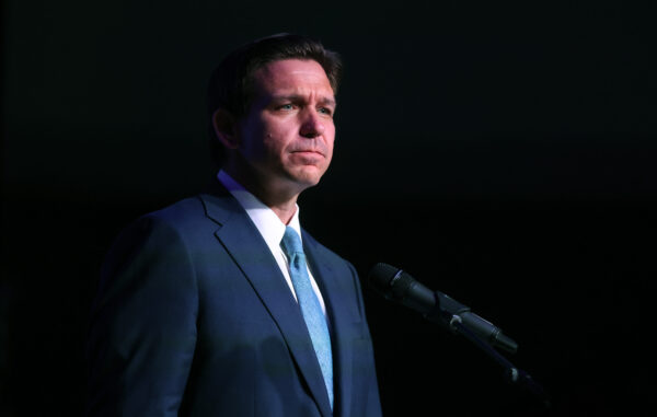 Thống đốc Florida Ron DeSantis nói chuyện với các khách mời tại buổi gây quỹ thường niên cho Tiệc tối Ngày Lincoln của Đảng Cộng Hòa ở quận Marathon ở Rothschild, Wisconsin, hôm 06/05/2023. (Ảnh: Scott Olson/Getty Images)