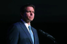 Thống đốc Florida Ron DeSantis nói chuyện với các khách mời tại buổi gây quỹ thường niên Bữa tối Ngày Lincoln của Đảng Cộng Hòa Quận Marathon ở Rothschild, Wisconsin, hôm 06/05/2023. (Ảnh: Scott Olson/Getty Images)