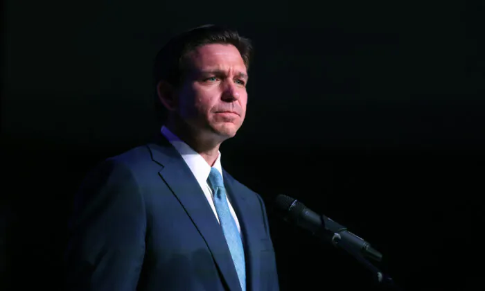 Thống đốc Florida Ron DeSantis nói chuyện với các khách mời tại buổi gây quỹ thường niên Bữa tối Ngày Lincoln của Đảng Cộng Hòa Quận Marathon ở Rothschild, Wisconsin, hôm 06/05/2023. (Ảnh: Scott Olson/Getty Images)