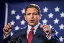 Ông Ron DeSantis nói trong một bữa tiệc theo dõi đêm bầu cử tại Trung tâm Hội nghị ở Tampa, Florida, vào ngày 08/11/2022. (Ảnh: Giorgio Viera/AFP qua Getty Images)