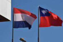 Quốc kỳ của Paraguay (Trái) và quốc kỳ của Đài Loan tung bay bên ngoài đại sứ quán Đài Loan ở Asuncion hôm 26/04/2023. (Ảnh: Norberto Duarte/AFP qua Getty Images)