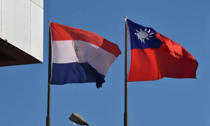 Quốc kỳ của Paraguay (Trái) và quốc kỳ của Đài Loan tung bay bên ngoài đại sứ quán Đài Loan ở Asuncion hôm 26/04/2023. (Ảnh: Norberto Duarte/AFP qua Getty Images)